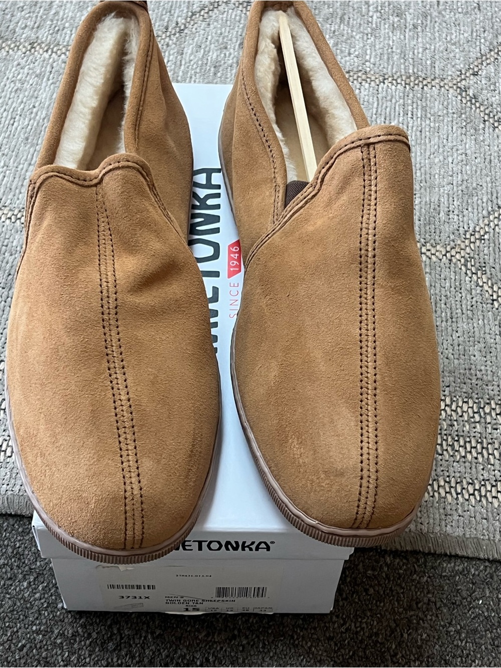 Minnetonka Men’s Twin Gore Sheepskin Golden Tan